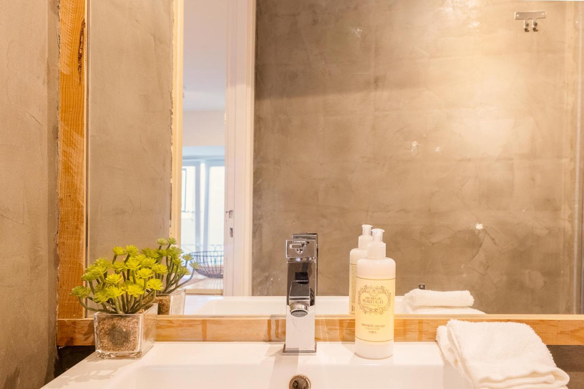Contemporary Apartment In Chiado 3 ลิสบอน ภายนอก รูปภาพ